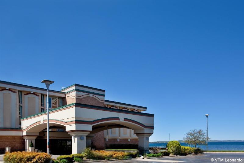 Tvcmi Holiday Inn Traverse City Exterior photo